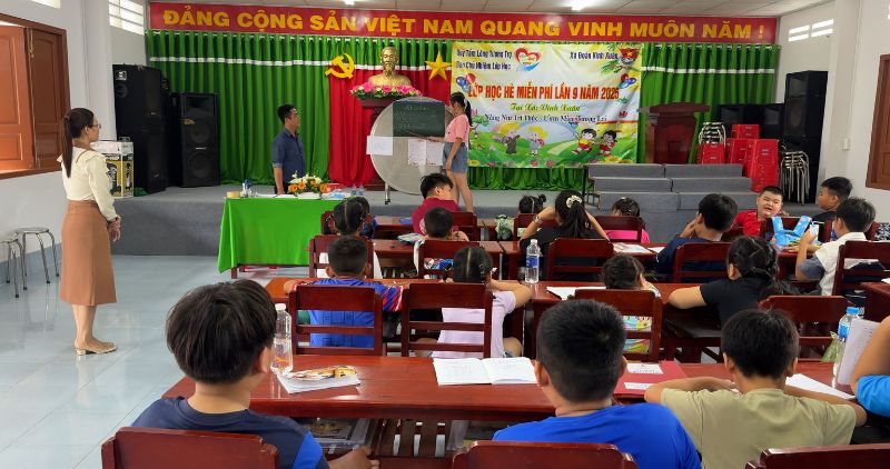 Gan 10 nam qua lop hoc he mien phi tai xa Tra On da co gan 1.000 tre em theo hoc. Anh: Hoang Loc