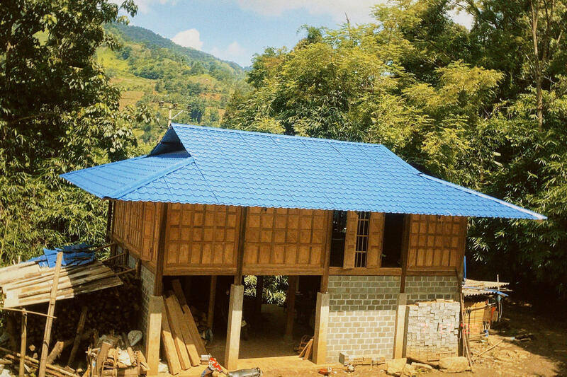 Ngoi nha nho tai ban ngheo duoi chan nui da nang buoc co tro nho. Anh: NVCC