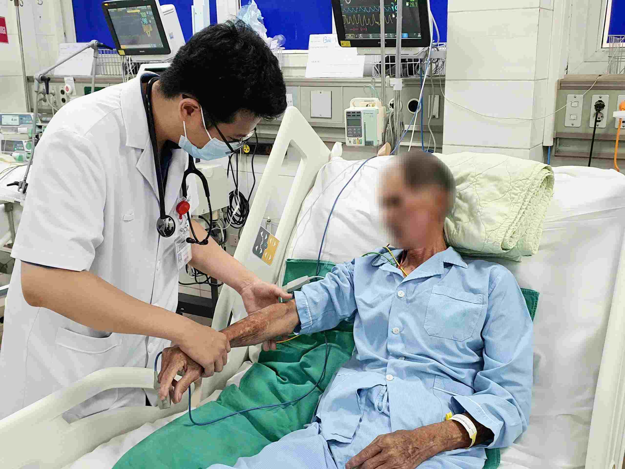 豚連鎖球菌に感染した患者の健康状態を検査する医師。写真:Nguyen Ha