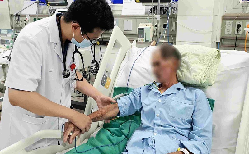 Doctor checks the health of a patient with streptococcus purple. Photo: Nguyen Ha