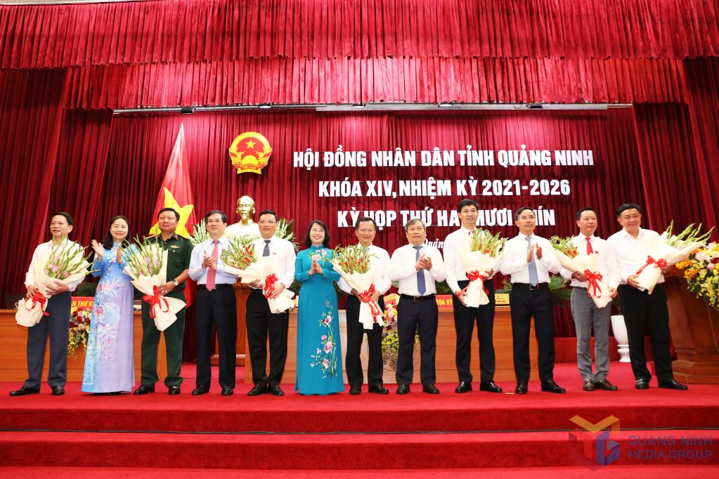 꽝닌성 당위원회 상임위원 인민의회 위원 꽝닌성 인민위원회 위원들이 새로운 직책을 맡게 된 동지들에게 꽃다발을 전달하며 축하하고 있습니다. 사진: 꽝닌성 홍보센터