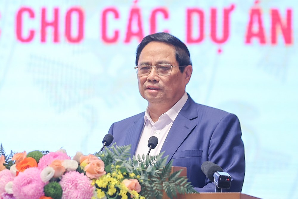 Politburo member and Prime Minister Pham Minh Chinh directed the removal of obstacles for 2,981 backlogged and problematic projects. Photo: Nhat Bac