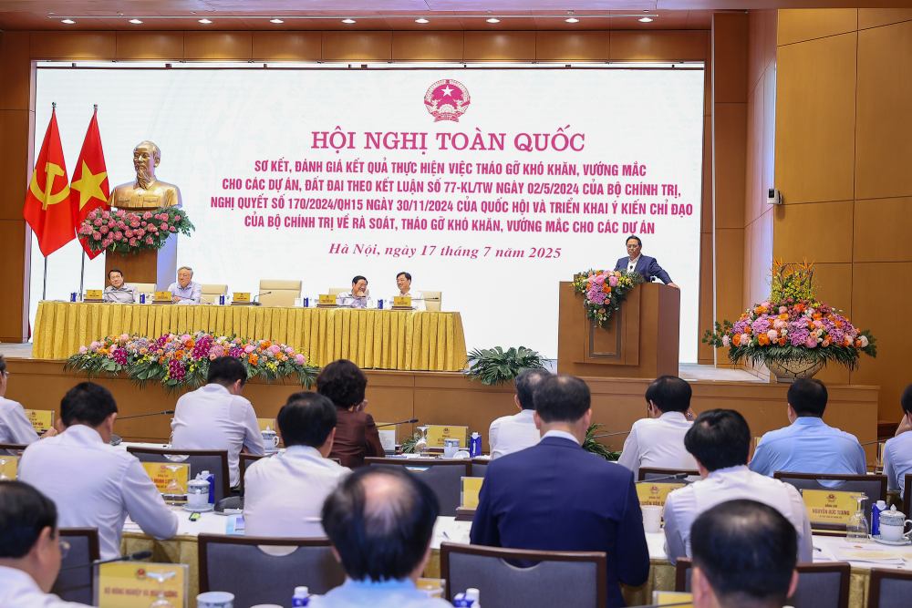 Thu tuong Chinh phu de nghi Uy ban Kiem tra Trung uong tiep tuc thuc hien vai tro giam sat go kho cho cac du an. Anh: Nhat Bac