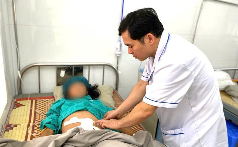Doctors at Lao Cai General Hospital No. 3 take care of the baby after surgery to remove the tumor. Photo: Phuong Lan.