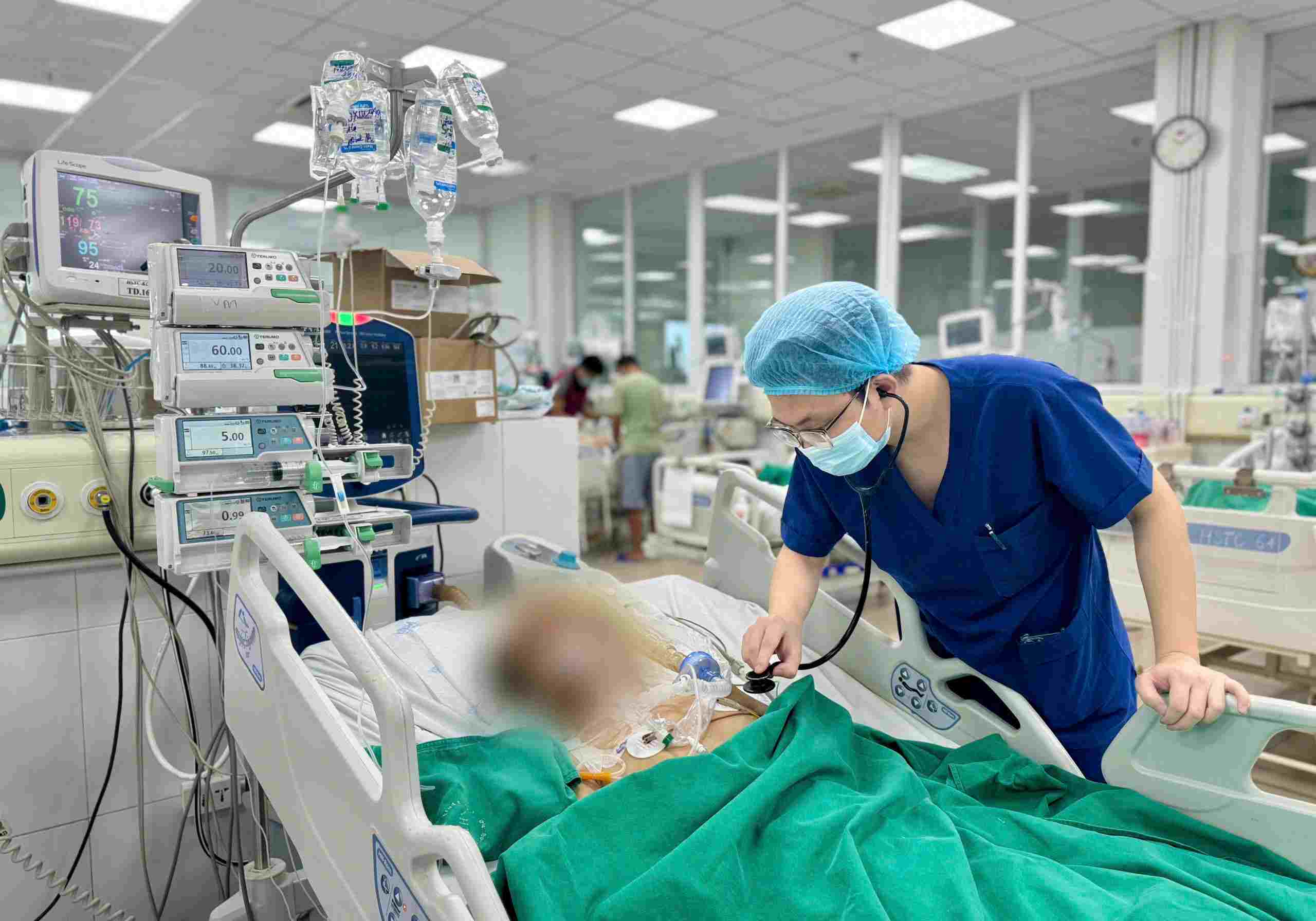 救急医は、アルコールの過剰な使用による肝硬変をシフトします。写真：タンダン