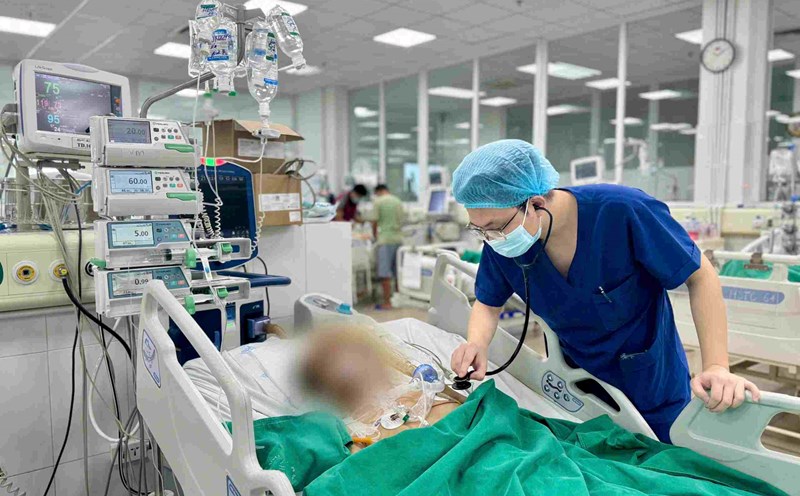 Doctor treated a case of cirrhosis due to excessive alcohol use. Photo: Thanh Dang