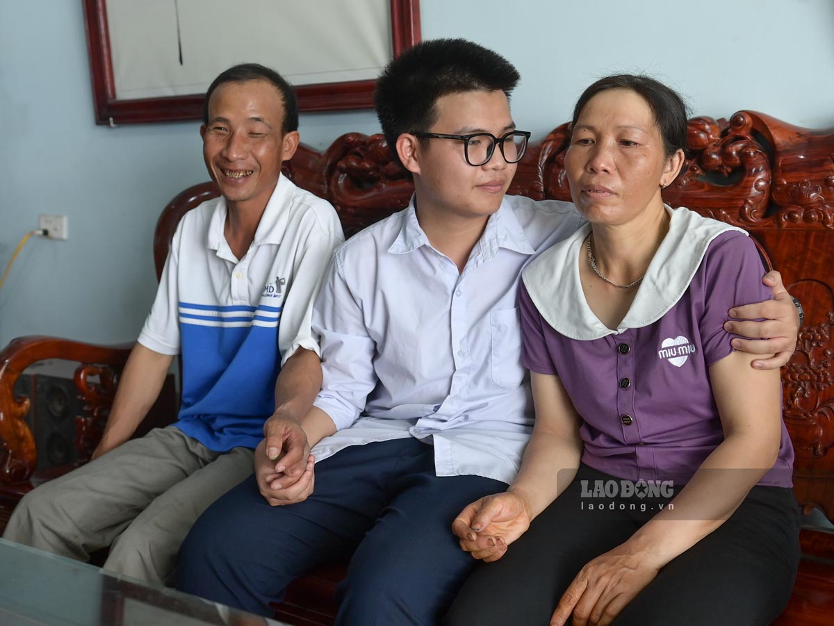 Escuela secundaria de graduacion nacional de Valedictorian 2025 comparte alegria con los padres. Foto: Luong ha
