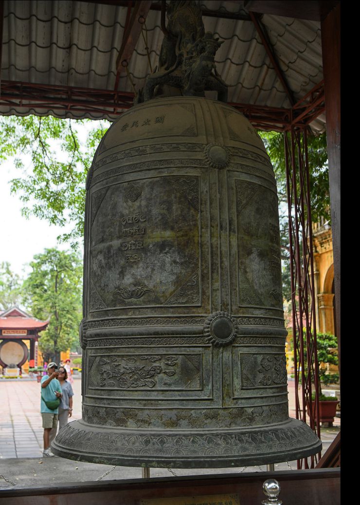 Du khach nuoc ngoai voi Dai hong chung o Hoang thanh Thang Long.  Anh: Viet Van