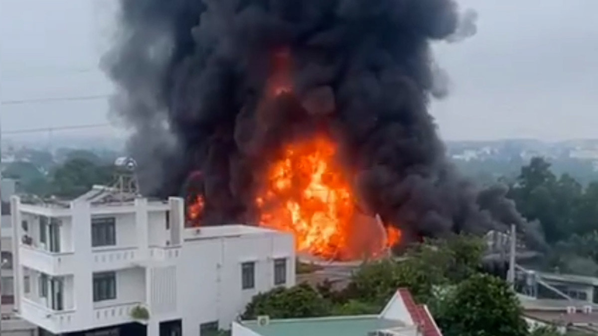 A large fire broke out at a factory near a residential area in Ho Chi Minh City, the fire engulfed the entire area.