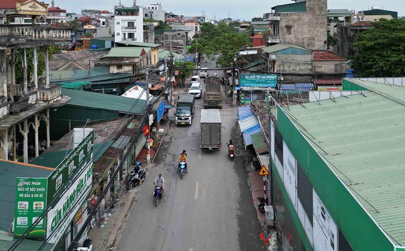 Linh Nam Street (Hanoi) is about to be expanded. Photo: Huu Chanh