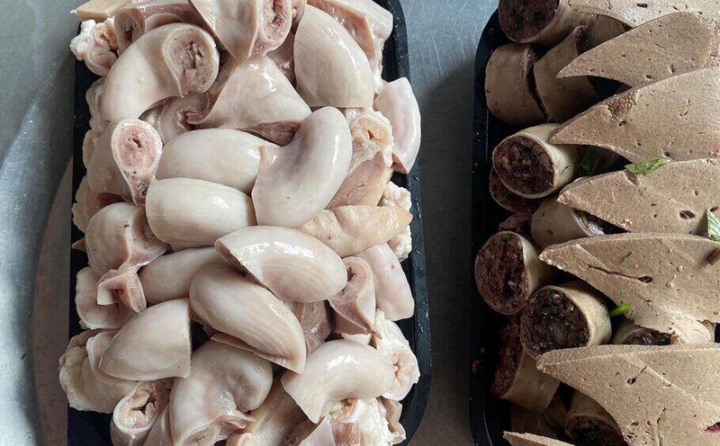 People with kidney disease should limit eating pork intestines. Photo: Ha Anh