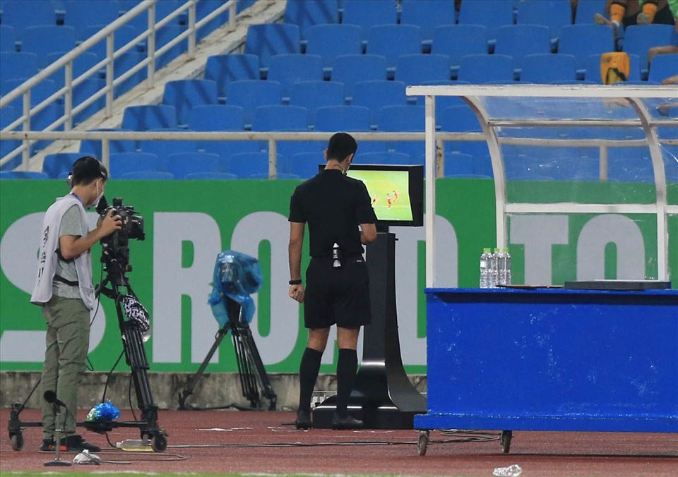 FIFA는 VAR의 개입 범위를 조정할 수 있습니다. 사진: 호아이 투