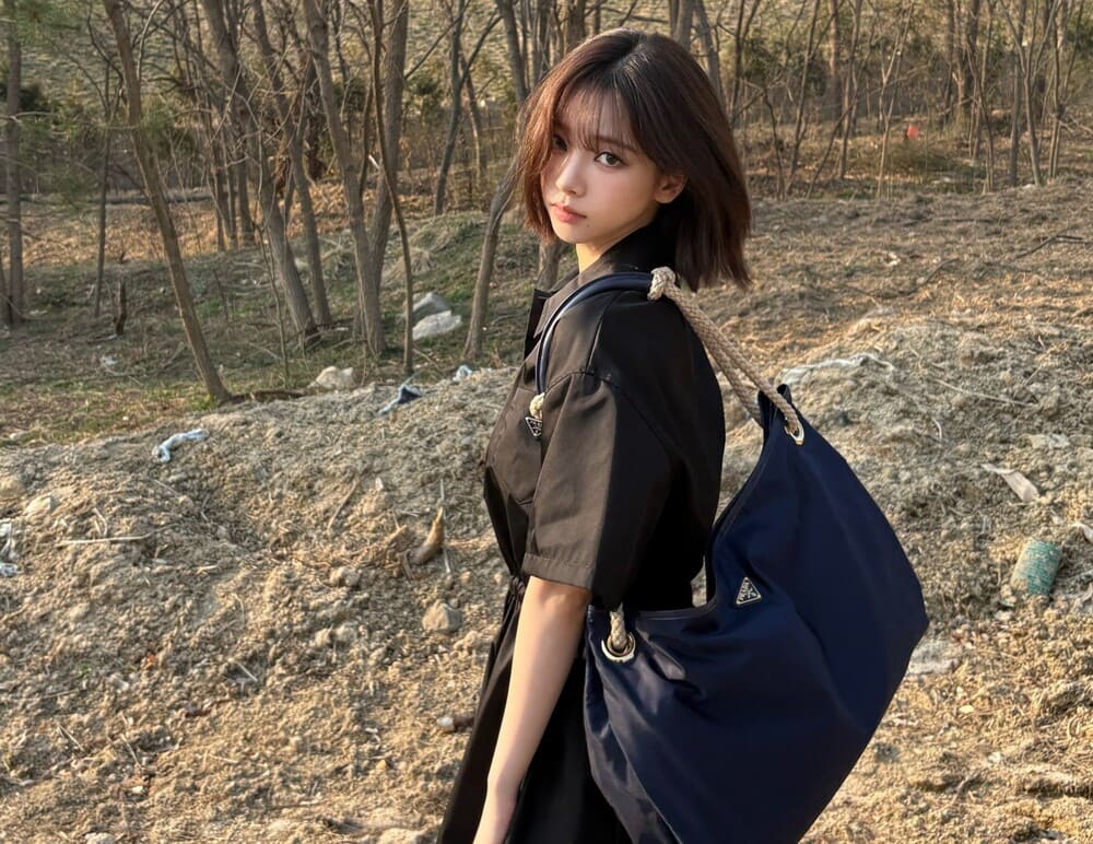 A Karina (AESPA) le encantan los tonos negros para crear una apariencia de personalidad, adecuada para caminatas callejeras. Foto: istagram katarinablu