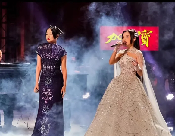 Image of Phuong My Chi and singer Hoang Linh (China). Photo cut from clip
