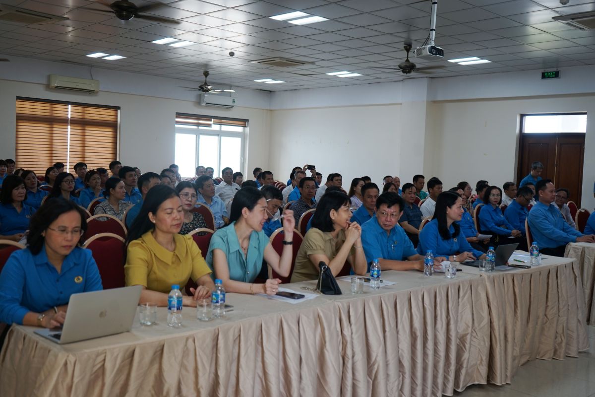 Cac dai bieu, doan vien cong doan tham du hoi nghi. Anh: Quach Du