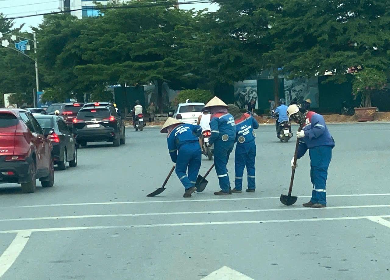 Cac don vi tien hanh khac phuc, don dep dat da roi vai ra duong. Anh: CACC.