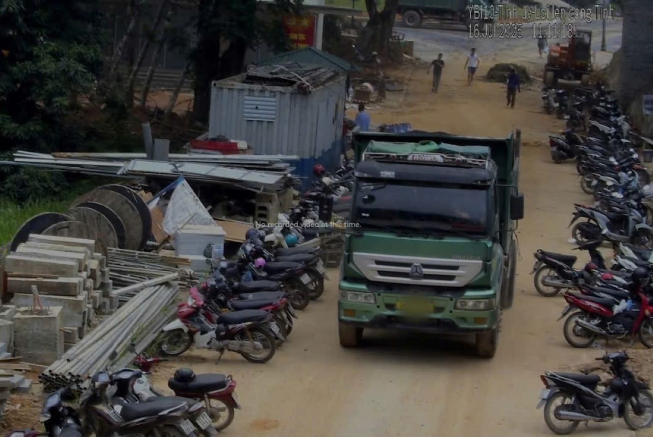 道路に積み込まれた建設資材を運ぶ運転手は、200万〜400万ドンの罰金と運転免許証の2点の減点を受けます。写真:CACC.