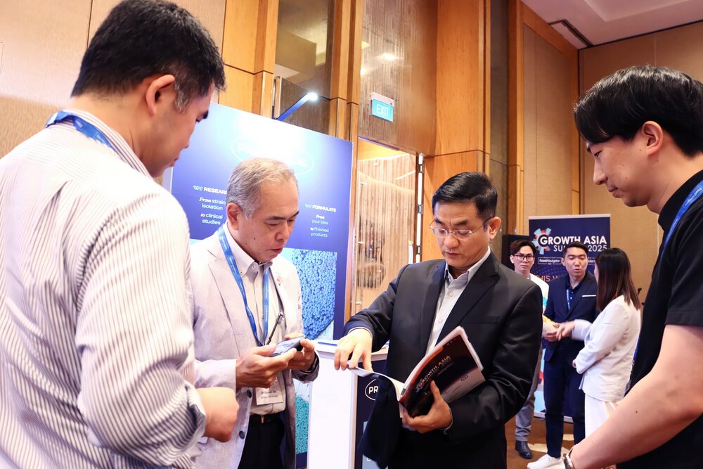 Ong Nguyen Quang Tri - Giam doc dieu hanh Marketing Vinamilk (thu 2 tu phai sang) - chia se ve dot pha 6 HMO voi cac khach moi tai Dien dan Phat trien Chau A 2025. Anh: Hong Nhan