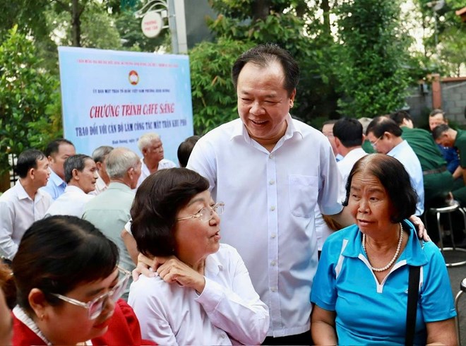 Ông Nguyễn Văn Đông - Bí thư phường Bình Dương - dự chương trình "Cà phê sáng" do Ủy ban MTTQ Việt Nam phường tổ chức. Ảnh: Cổng thông tin điện tử phường Bình Dương