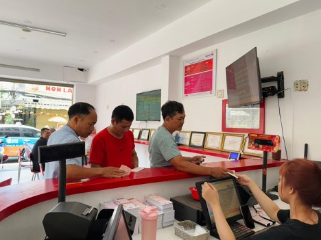 Lotto 5/35 se dung ban ve thoi diem quay so mo thuong 30 phut, nen nhieu nguoi da den diem de mua ve de khong bo lo - Anh: DNCC