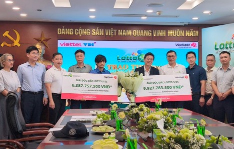 Anh Dung va anh Tung la hai vi khach hang dau tien trung giai Doc dac Lotto 5/35 - Anh: DNCC