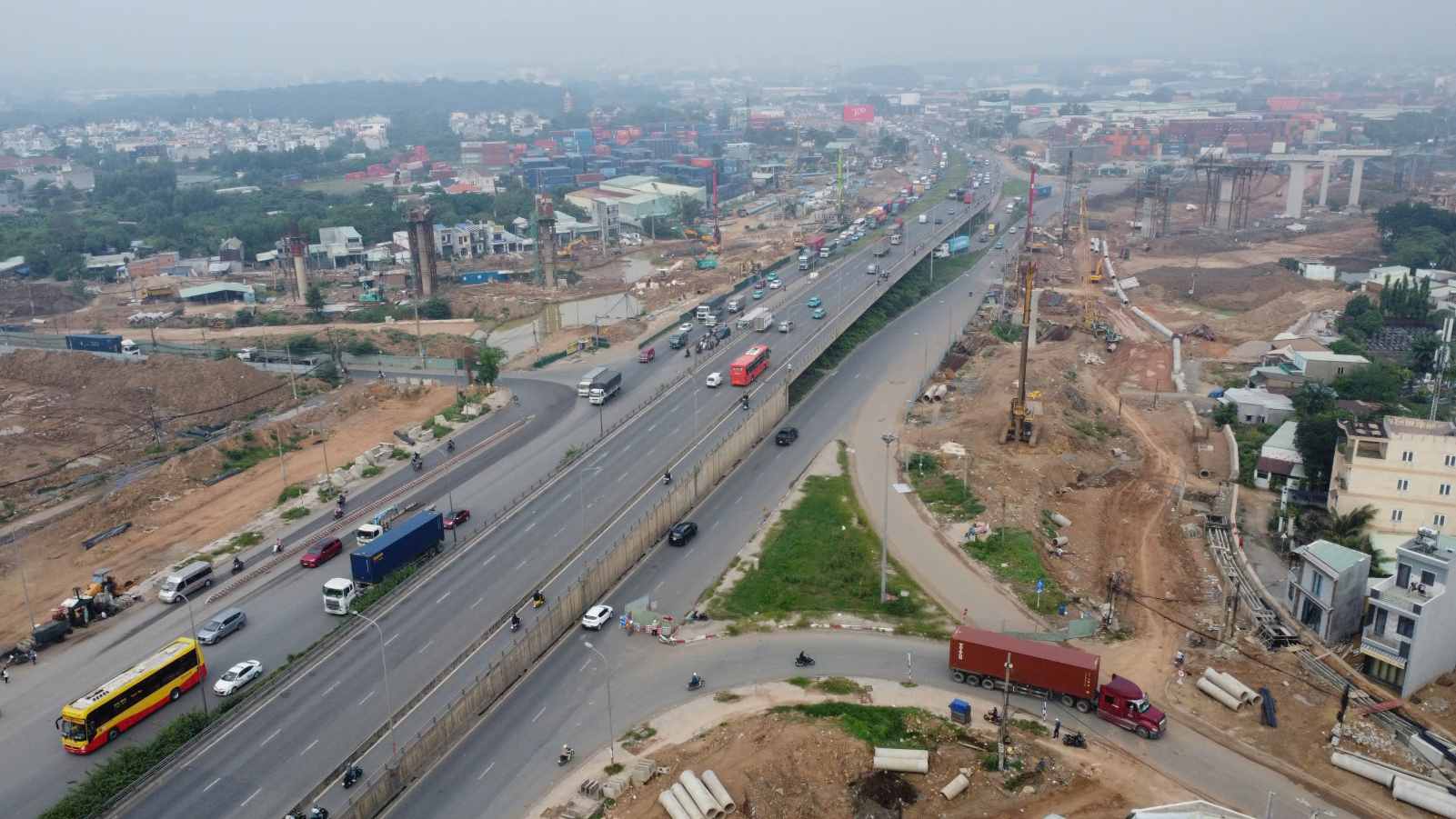 タンヴァン交差点の交通は緩和され、車両の通行は通常に戻りました。写真:ディン・チョン