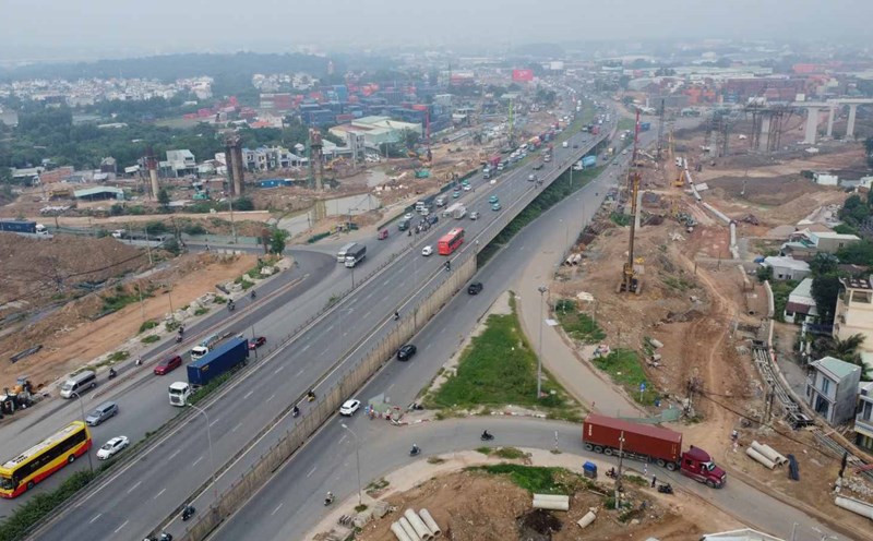 Traffic at Tan Van intersection has been cleared, vehicles are moving normally again. Photo: Dinh Trong