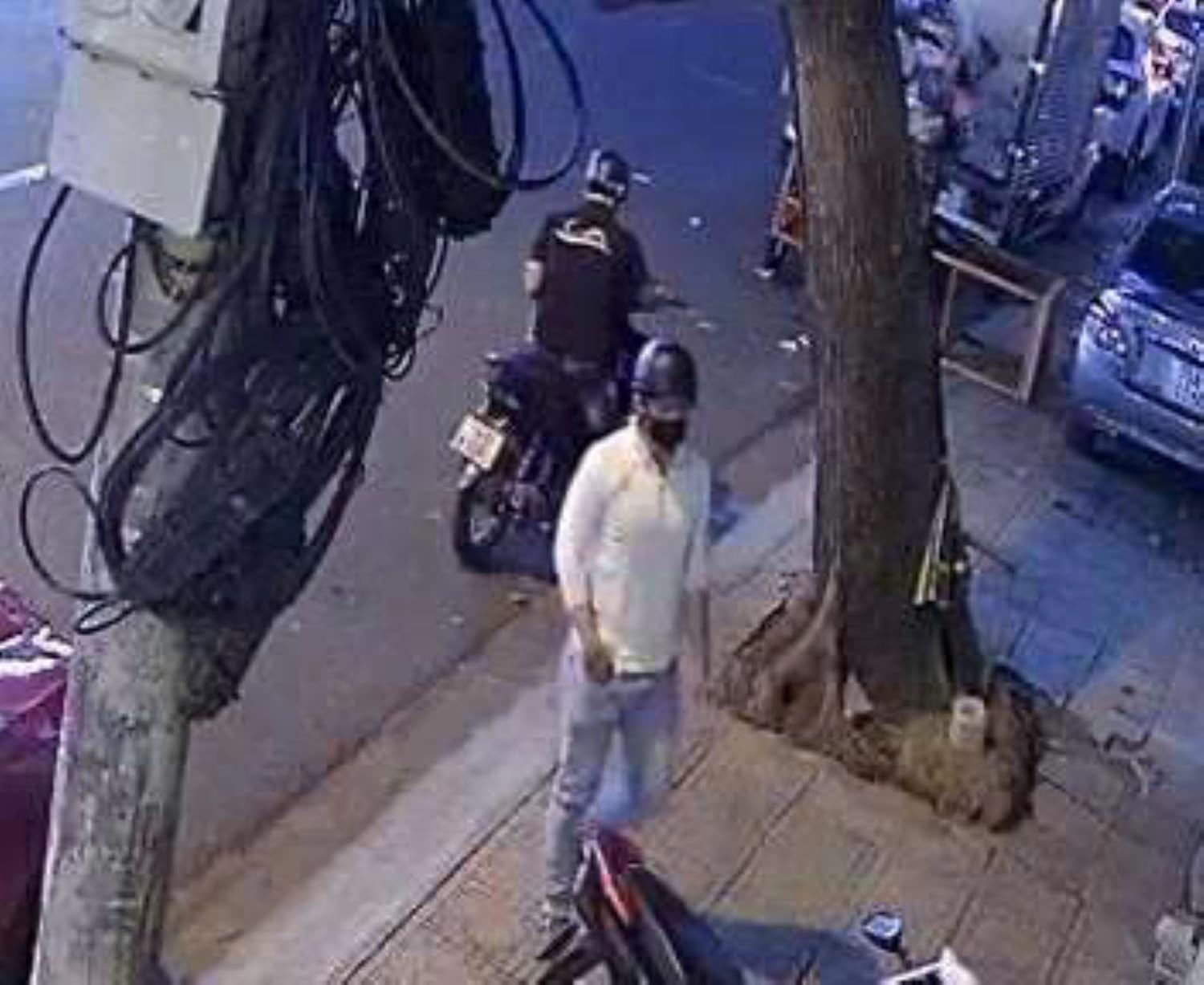 Tran Nhat Duat, Nha Trang 도로에서 차량을 훔치는 용의자 2명의 장면을 담은 시민들의 카메라 영상. 화면 캡처 사진