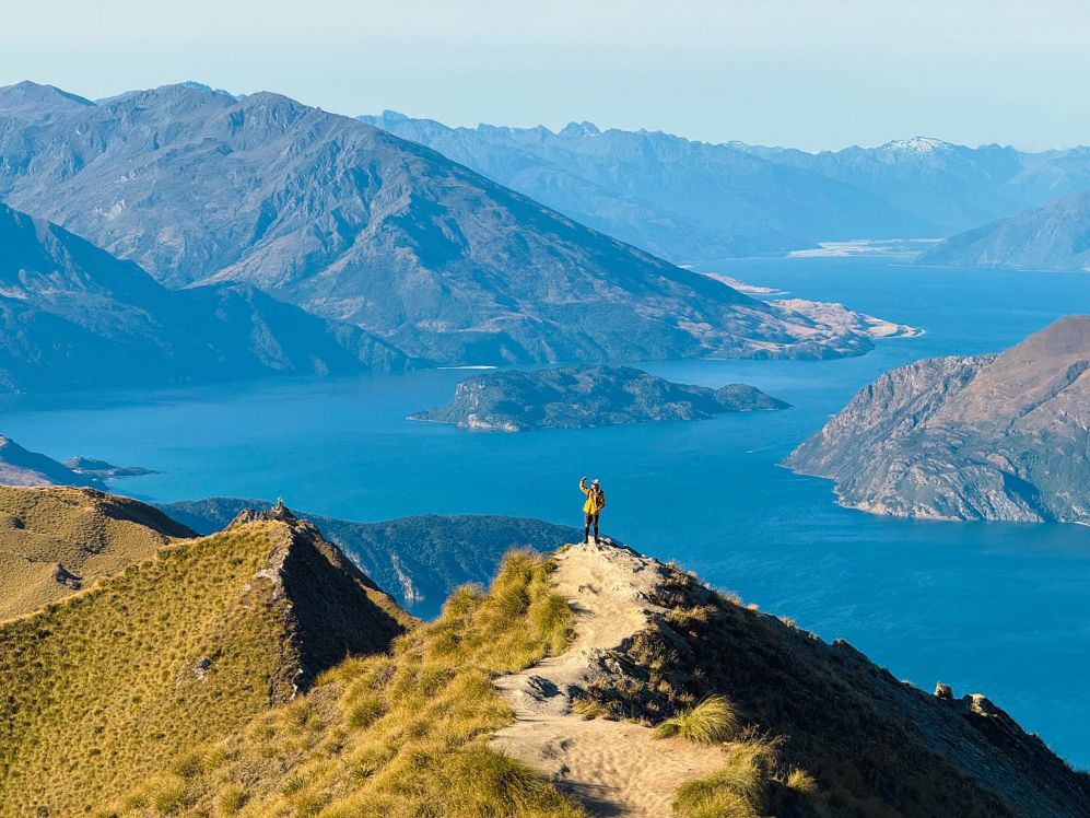Phan thuong cho du khach trekking len den dinh Roy's Peak la khung canh ngoan muc hien ra truoc mat voi ho Wanaka xanh ngat, vinh Glendhu, xa xa la dinh nui cao thu 2 Dao Nam Aspiring phu day tuyet trang. Anh: Le Thanh Cong