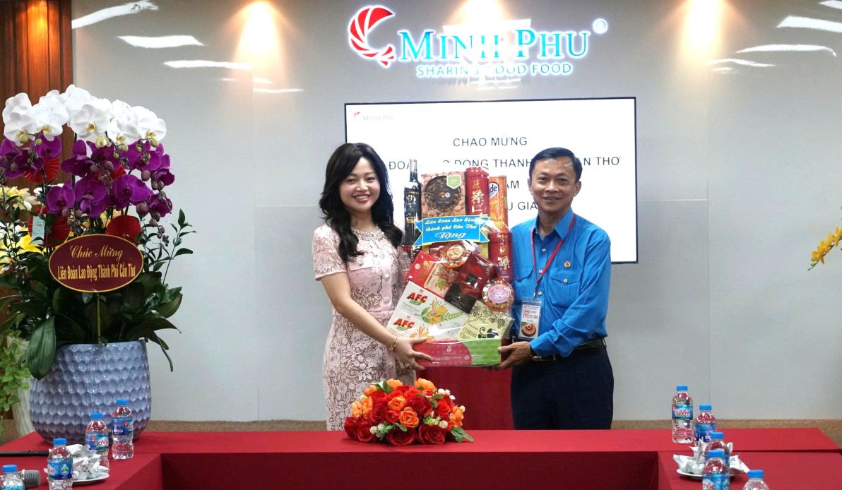 Lanh dao LDLD TP Can Tho tang qua cho CDCS Cong ty Co phan Thuy san Minh Phu - Hau Giang. Anh: Anh Khoa