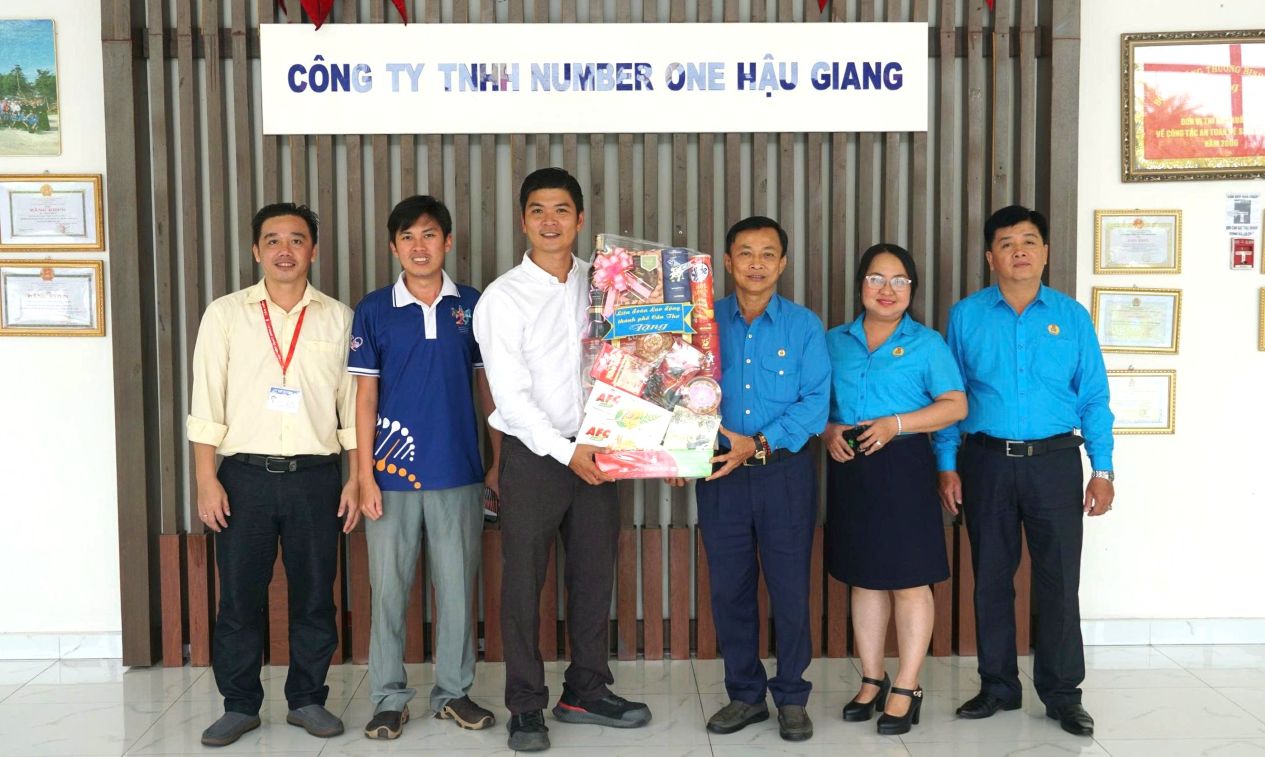Lanh dao LDLD TP Can Tho tang qua cho CDCS Cong ty TNHH Number One Hau Giang. Anh: Anh Khoa