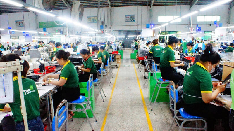 의류 공장에서 열심히 일하는 노동자들은 생활을 개선하기 위해 조기에 임금 인상을 기대하고 있습니다. 사진: 호앙록