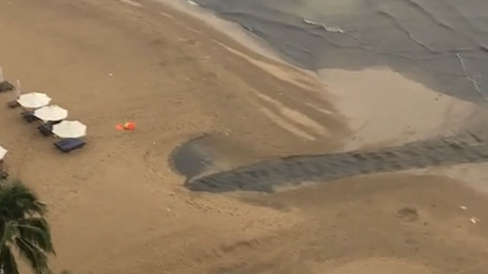 ホンチャン地区のニャチャン海にまっすぐ流れ込む黒い水流。写真:Huu Long