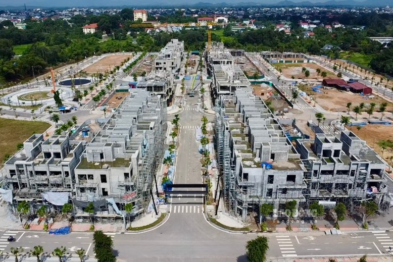 Cac cong trinh, hang muc phu tro xung quanh dan hoan thien. Anh: Nguyen Hoan.
