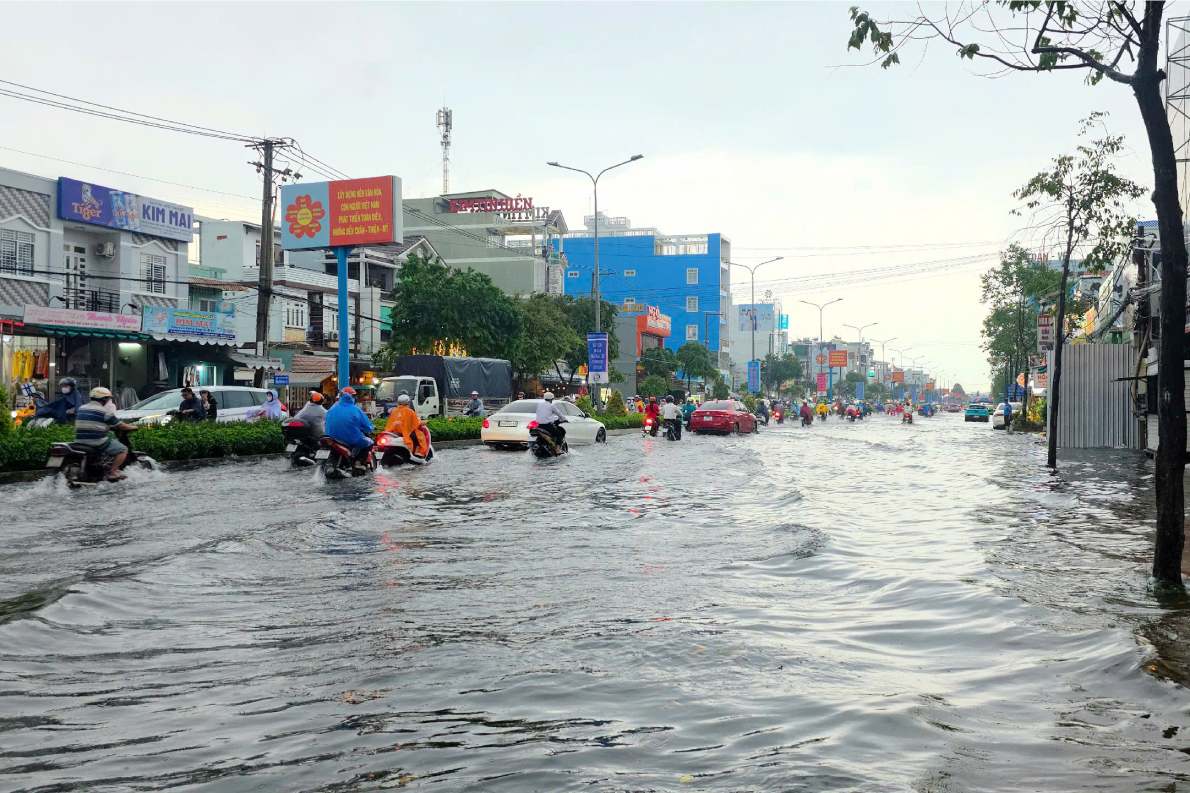 雨季や高潮のたびに、カントー市の道路で頻繁に浸水が発生しています。写真:タ・クアン