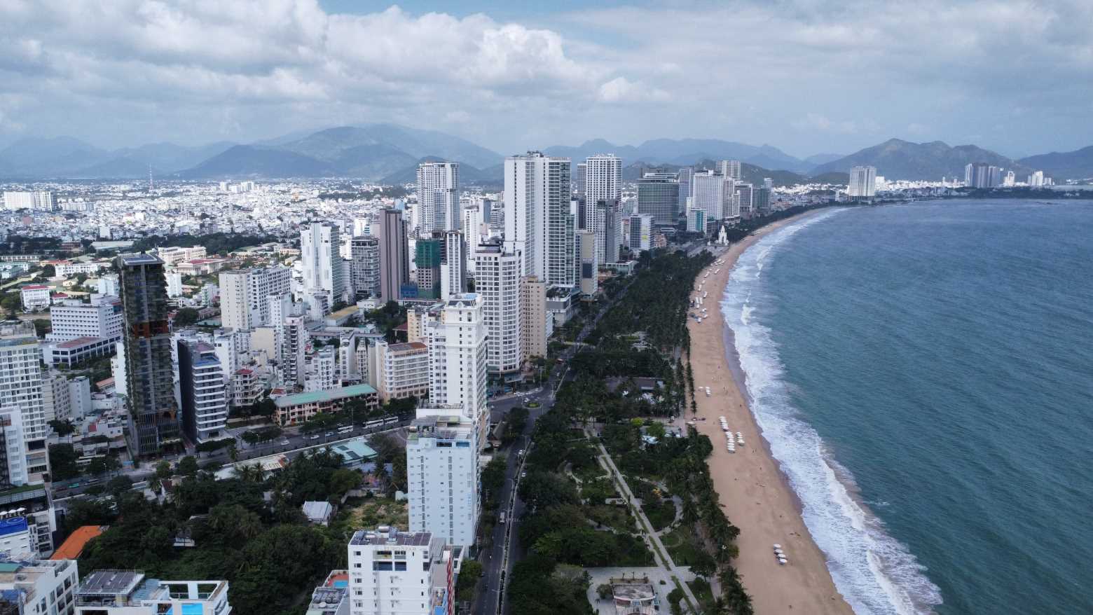 Nam 2025, tinh Khanh Hoa phan dau thu ngan sach gan 28.000 ti dong. Anh: Huu Long