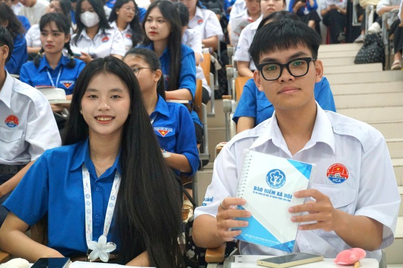 2025년 7월 1일부터 학생과 대학생은 이전의 30% 대신 국가로부터 건강 보험료 납부액의 50%를 지원받습니다. 사진: Duc Long