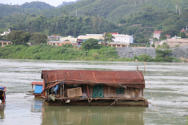 Co nhung chiec thuyen da qua cu ky, tiem an nguy co mat an toan trong mua mua lu.