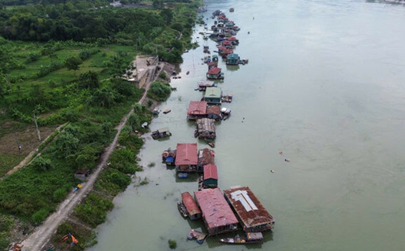 Boats and rafts in the fishing village moved near the Da River after the hydropower plant opened the bottom spillway No. 2.