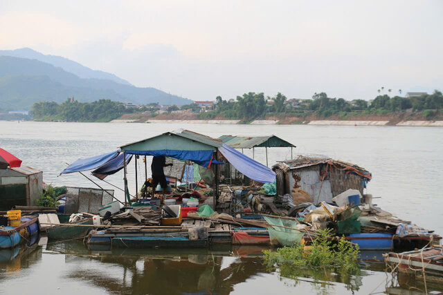 Nguoi dan lang chai canh be nuoi ca trong ngay thuy dien xa lu. Anh: Dang Tinh.