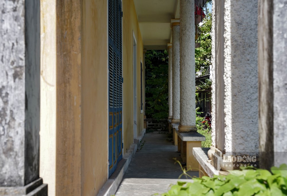 Ghi nhan cua PV Bao Lao Dong, hien nay, toan bo cua dan vao ben trong ngoi biet thu 2 tang da bi khoa va buoc soi thep gia co chat de tranh nguoi ngoai xam nhap vao trong.