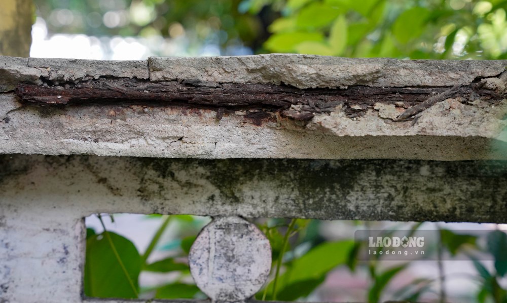 Tung mang vua troc ra tu tran, tuong va lan can cua can nha de lo lop sat thep hoen gi.
