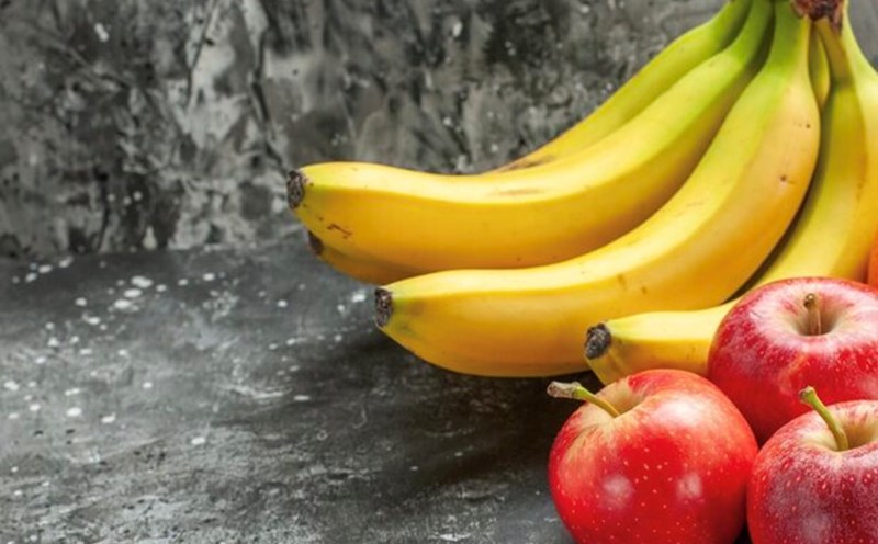 Comparison of nutrients between apples and bananas. Photo: Thuy Duong