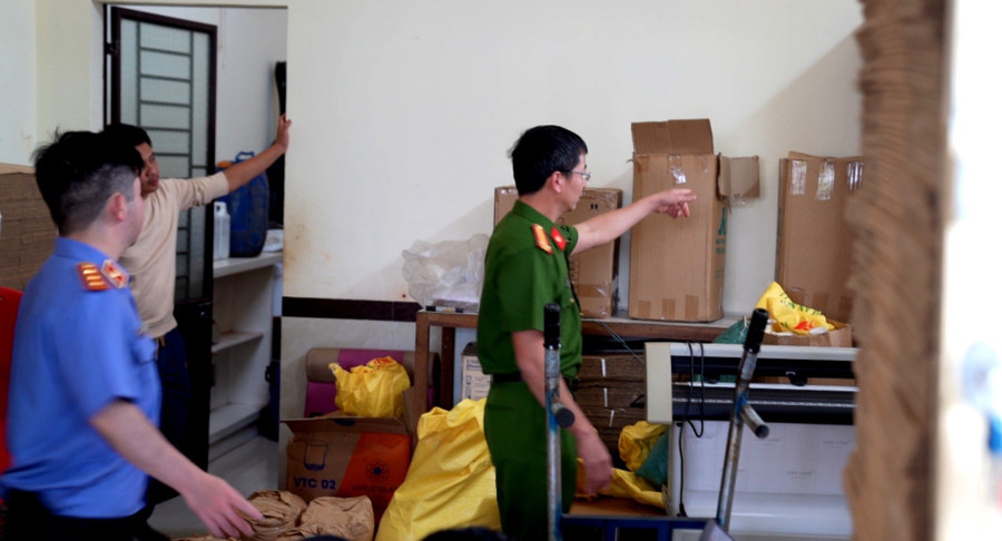 잘라이성 기능 기관은 OCOP 밀수품 제품 감시 외에도 시장에서 밀수품 가짜 상품을 처리합니다. 사진: 공안