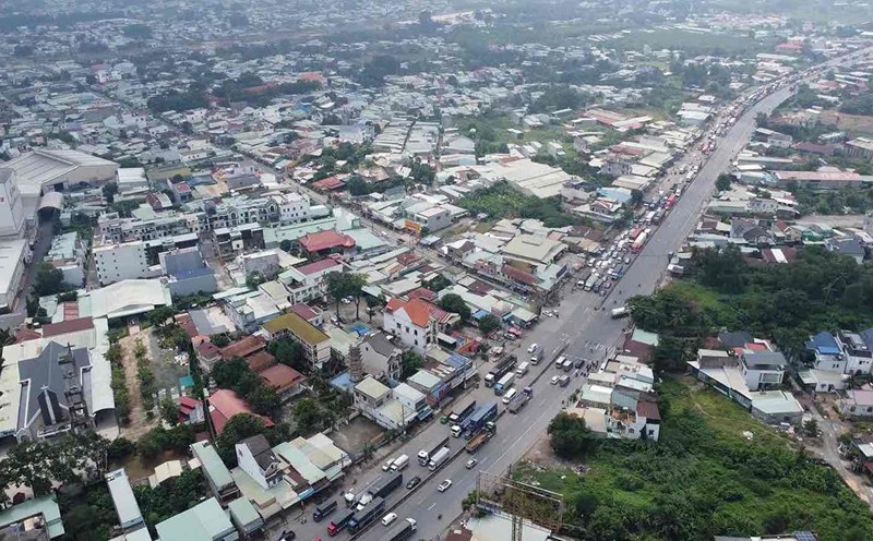 Vehicles lined up for many kilometers on National Highway 51, passing through Dong Nai province on the morning of July 17. Photo: HAC