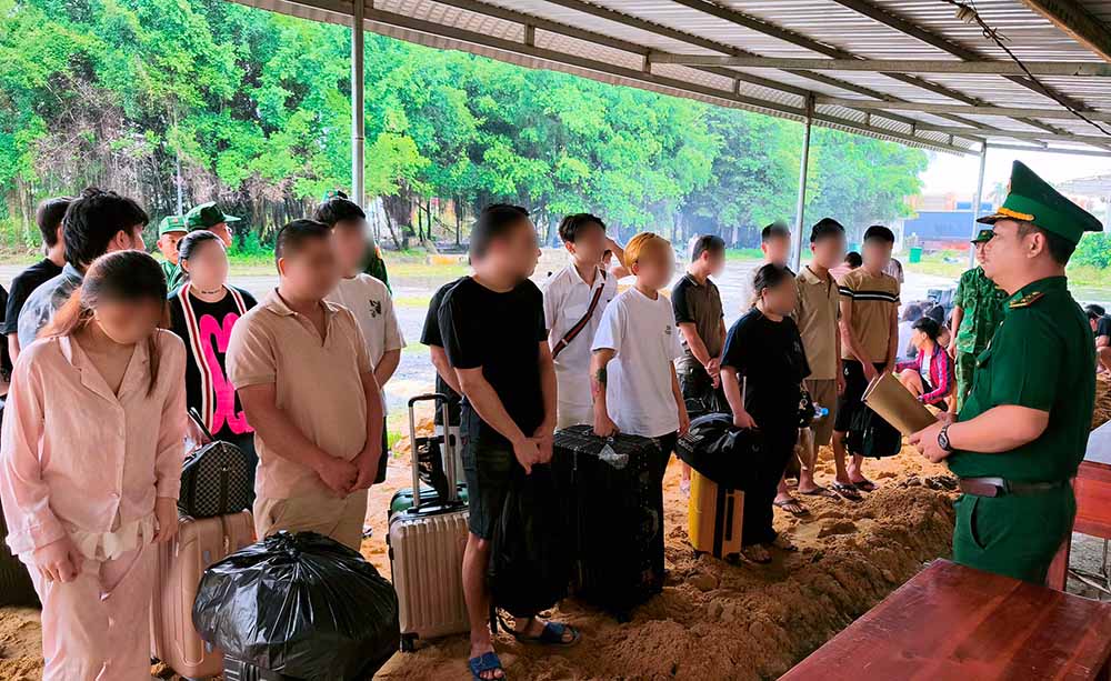 Lực lượng chức năng tiếp nhận công dân bị Campuchia trục xuất. Ảnh: Biên phòng Tây Ninh