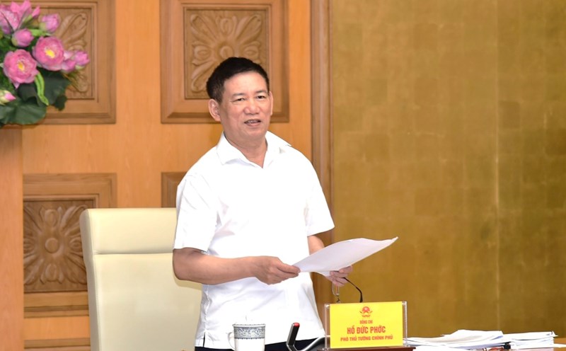 Deputy Prime Minister Ho Duc Phoc requested the decree to strictly implement the policy of not causing trouble, preventing harassment of people and businesses. Photo: VGP