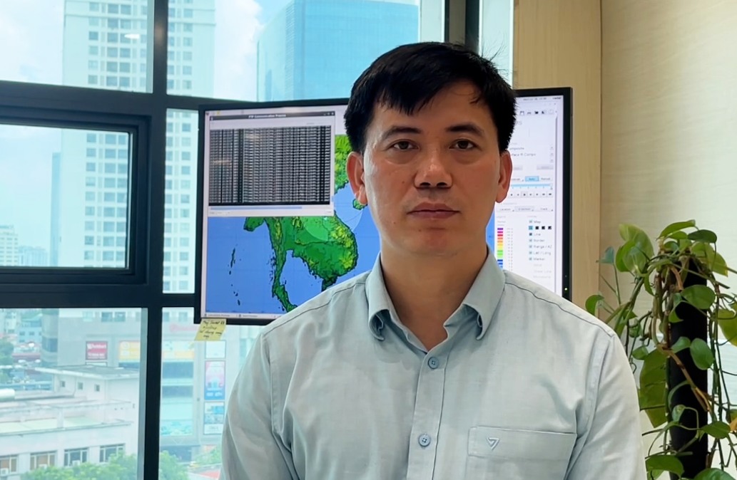 Ong Nguyen Van Huong - Truong phong Du bao Thoi tiet, Trung tam Du bao Khi tuong Thuy van Quoc gia cung cap thong tin ve dien bien ap thap nhiet doi gan Bien Dong.
