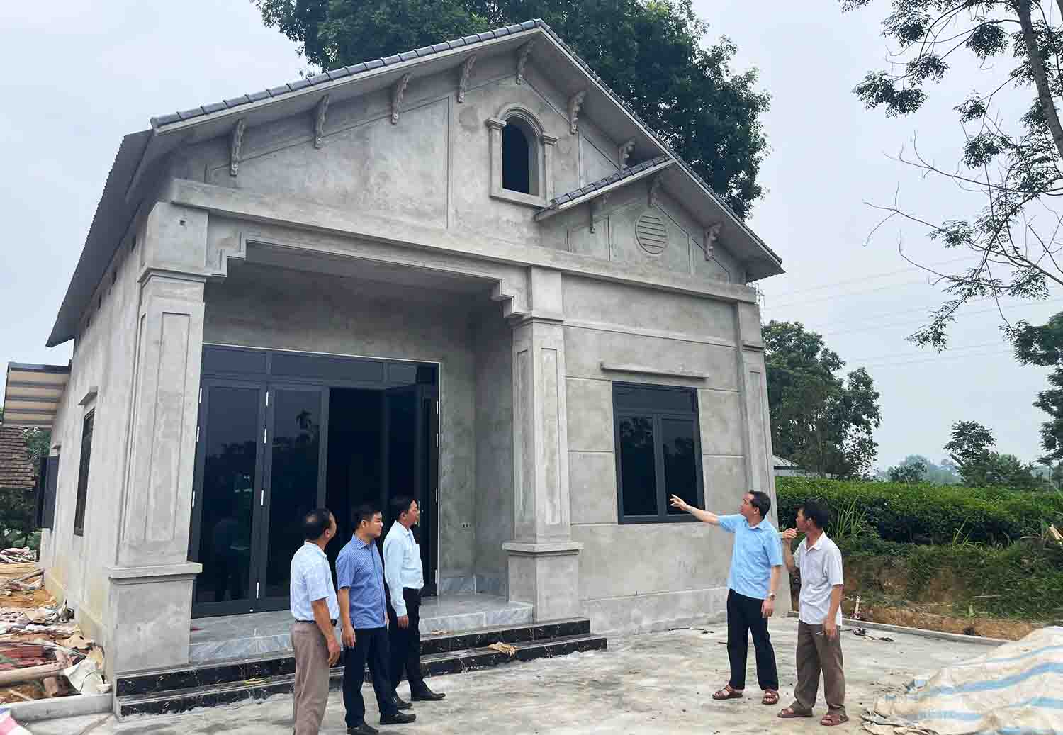 Una casa esta a punto de completarse en el programa de borrar casas temporales, casas en ruinas en la provincia de Tuyen Quang. Foto: Nguyen Tung