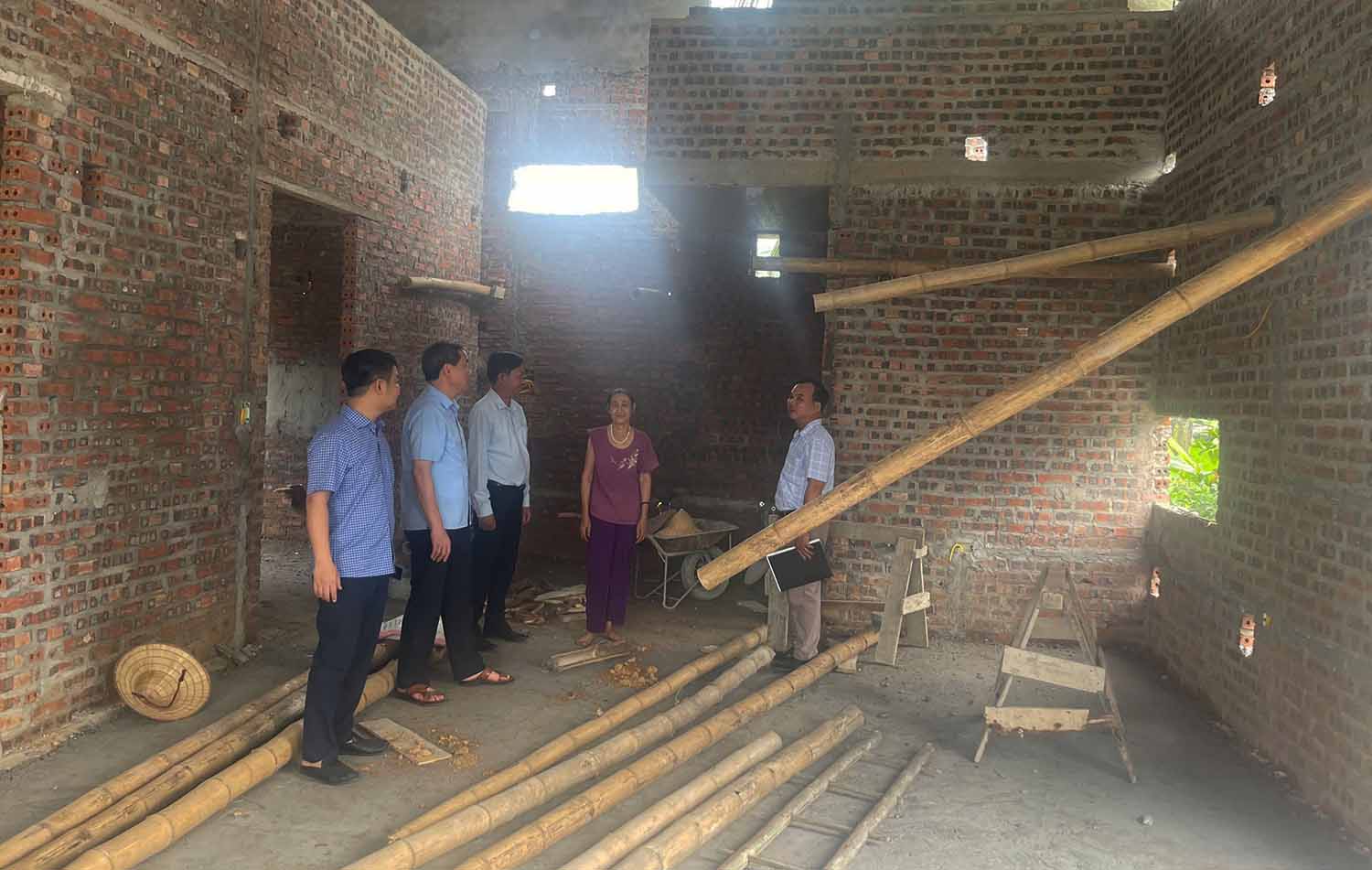 Nhieu ho ngheo, gia dinh chinh sach tai Tuyen Quang an cu lac nghiep trong nhung ngoi nha moi. Anh: Nguyen Tung.